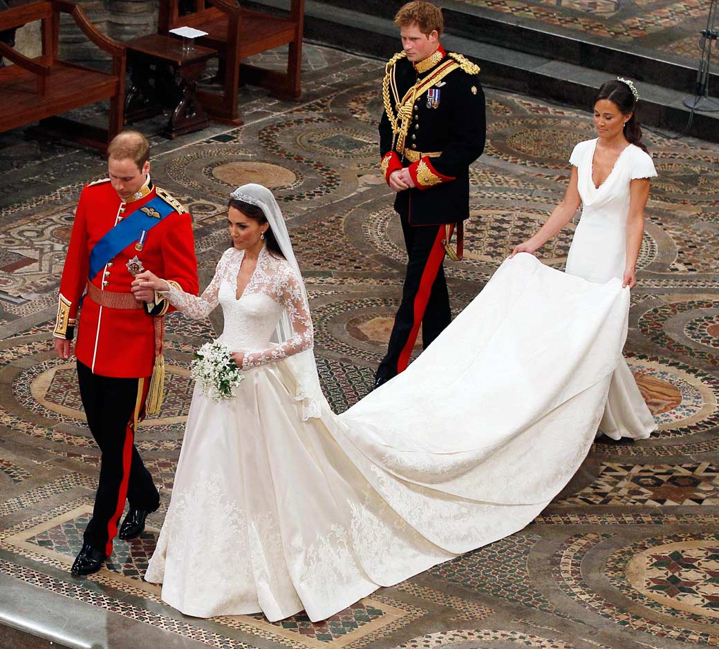 kate-middleton-prince-william-royal-wedding-dress-ceremony-fsjn0429